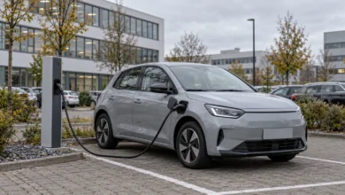 Elektrischer Firmenwagen lädt auf einem Büroparkplatz