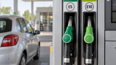 E5- und E10-Zapfpistolen an einer beispielhaften Tankstelle